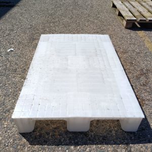 Palette plastique blanc fond plein 120x80 cm Occasion scaled