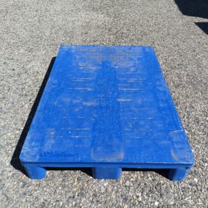 Palette plastique bleu fond plein 120x80 cm Occasion scaled