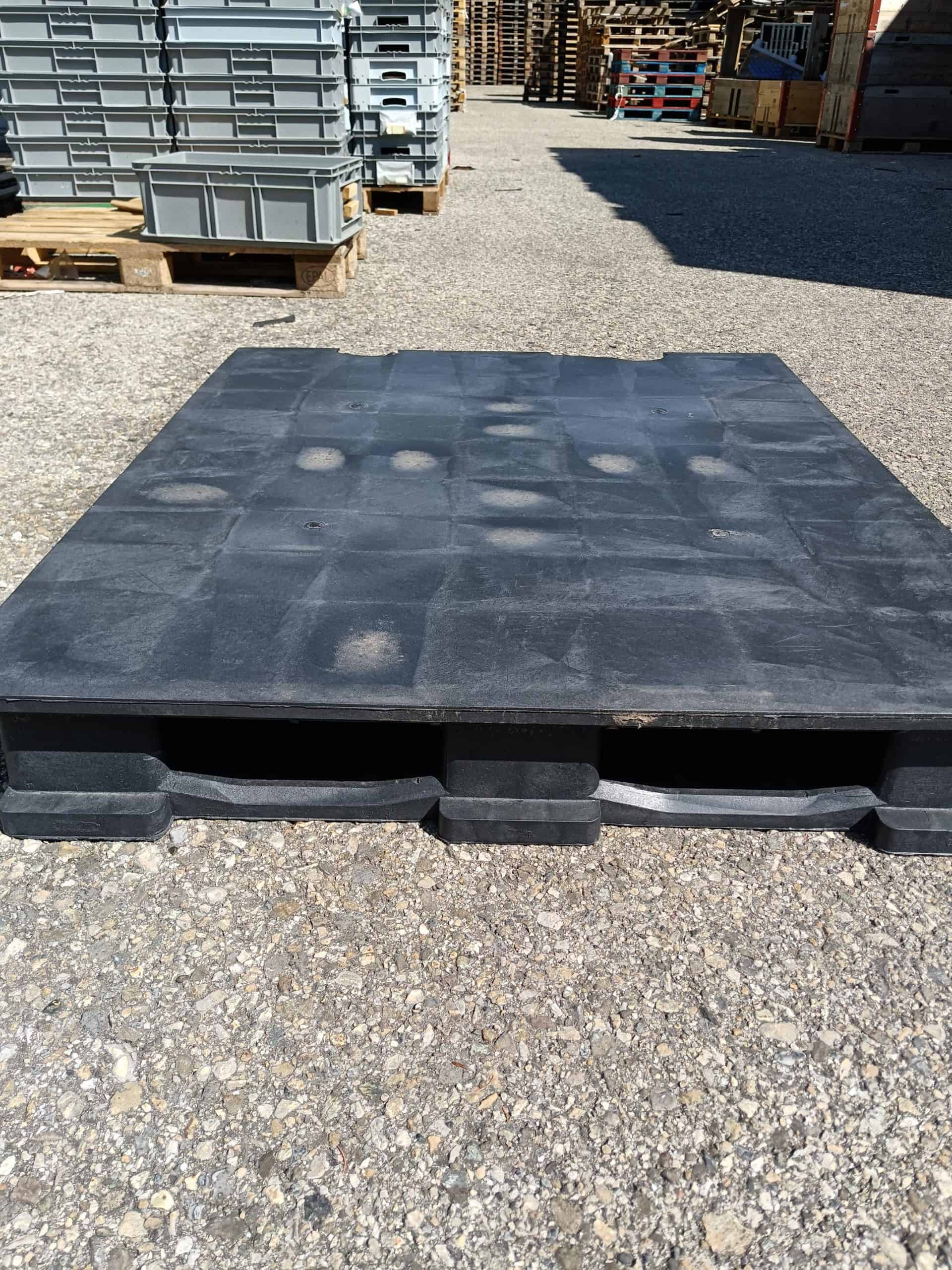 Palette plastique noir 115x115 cm a fond plein occasion 1 scaled