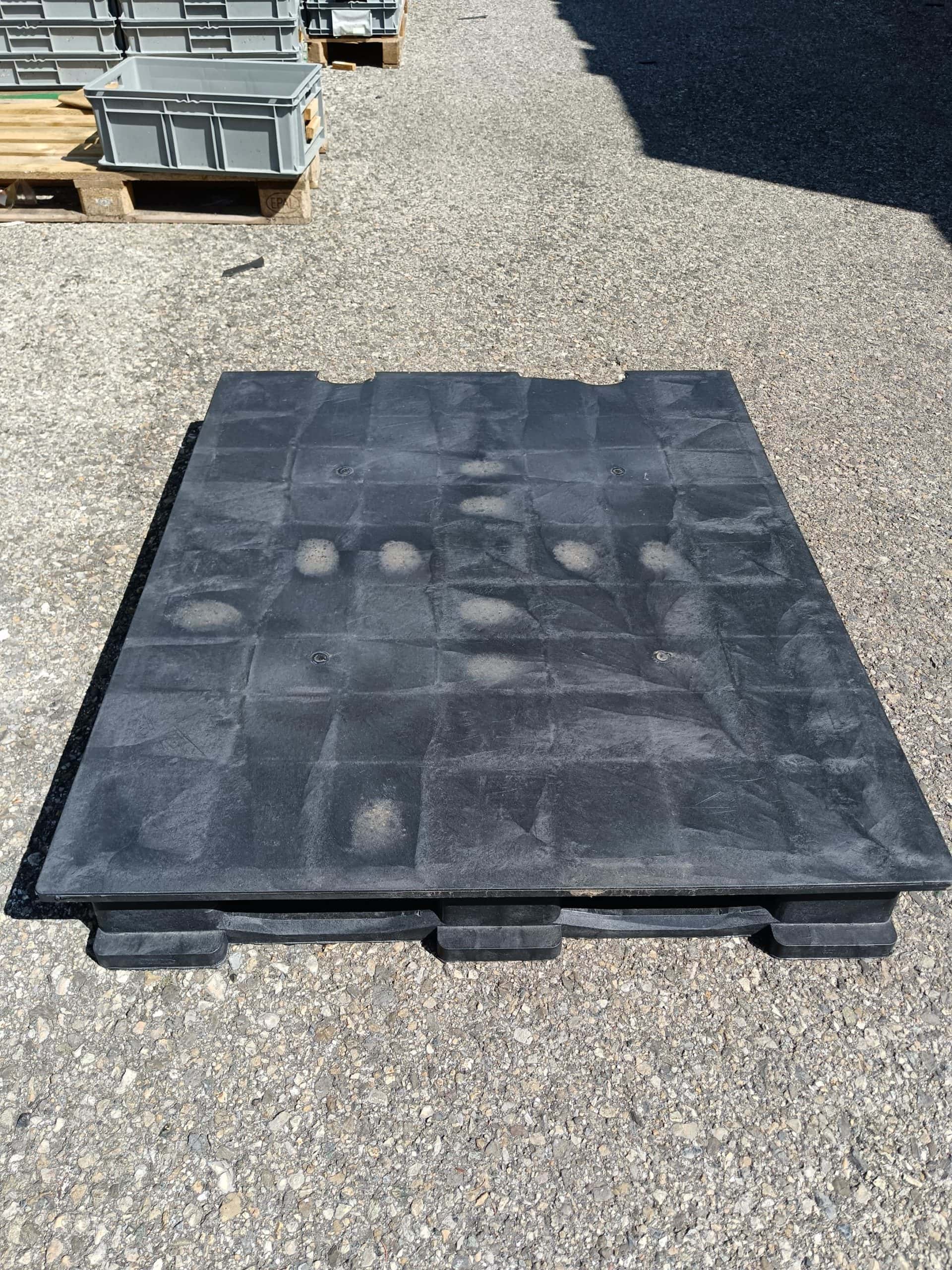 Palette plastique noir 115x115 cm a fond plein occasion scaled