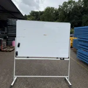 Tableau blanc sur roulette scaled